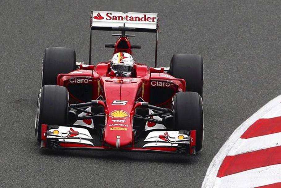 Sebastian Vettel con la Ferrari nel terzo giorno della seconda sessione al Montmel. Epa 